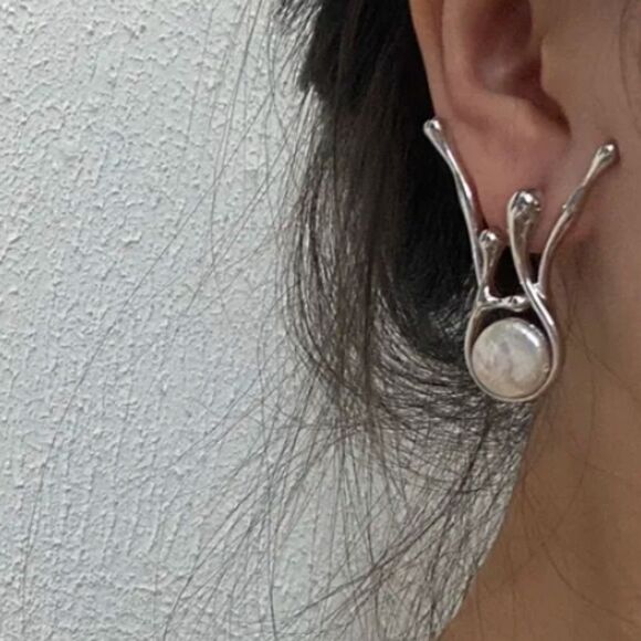 NWOT Abtract Pearl Earrings - Picture 3 of 5